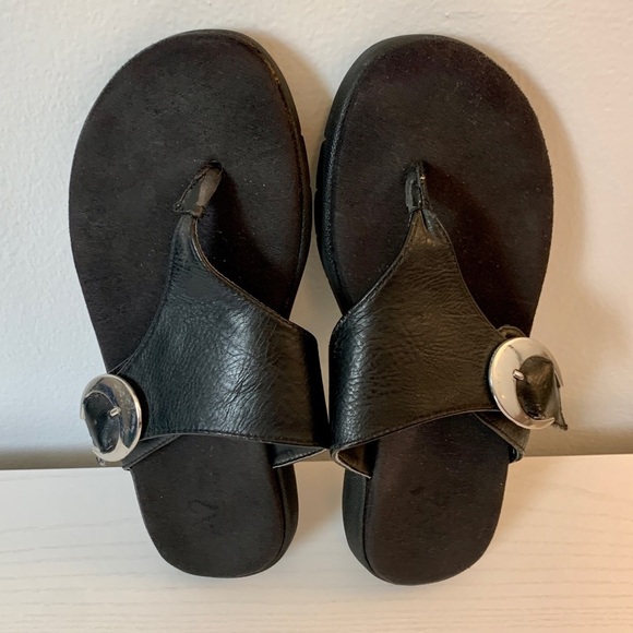 A2 Aerosoles Wipline Flip Flop Sandals Black Leather Thong 7 Coach Cushion Buckl - Picture 3 of 9